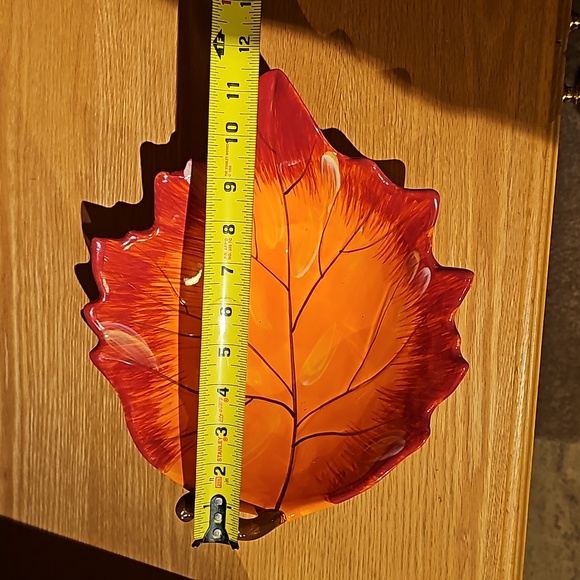 La Dolce Vita collection Serving Bowl, Snack Dish, in autum leaf shape and color - Picture 4 of 5